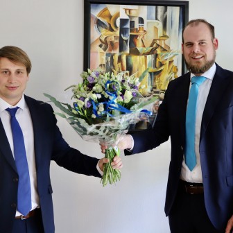 Nieuw verkozen lijsttrekker Henk Schraa wordt gefeliciteerd door ChristenUnie bestuursvoorzitter Hil